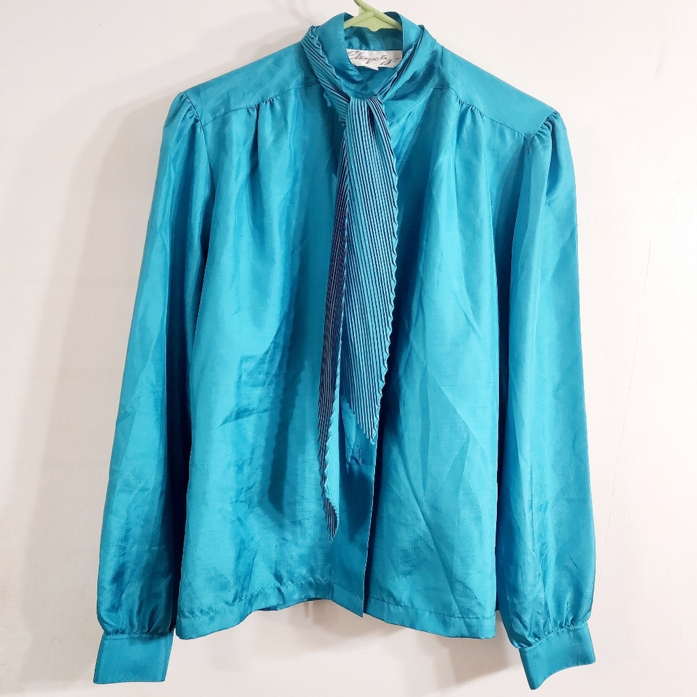 Women's Vintage Shapely Blue shirt with tie
